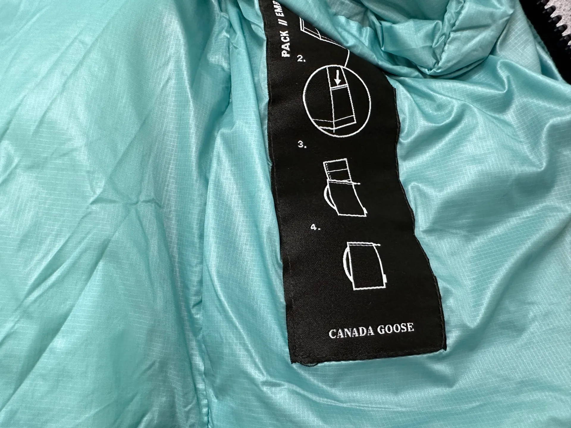 P560 [Canada Goose] Big Goose🦢Puff Down Vest has always been recognized as the warmest down jacket. Various Instagram celebrities, Internet celebrities, and celebrities often wear it for street photos. I make Canada Goose every year, but I still can't get rid of my love for it. No matter how cold the days are, there is no need to be afraid, because there is! Filled with 90% white duck down, it is the legendary warmest down jacket and is known as a must-have for Arctic outdoor sports! The most popular down jacket in the world, celebrities are rushing to buy it, it is a must-have! Size: XS-XL